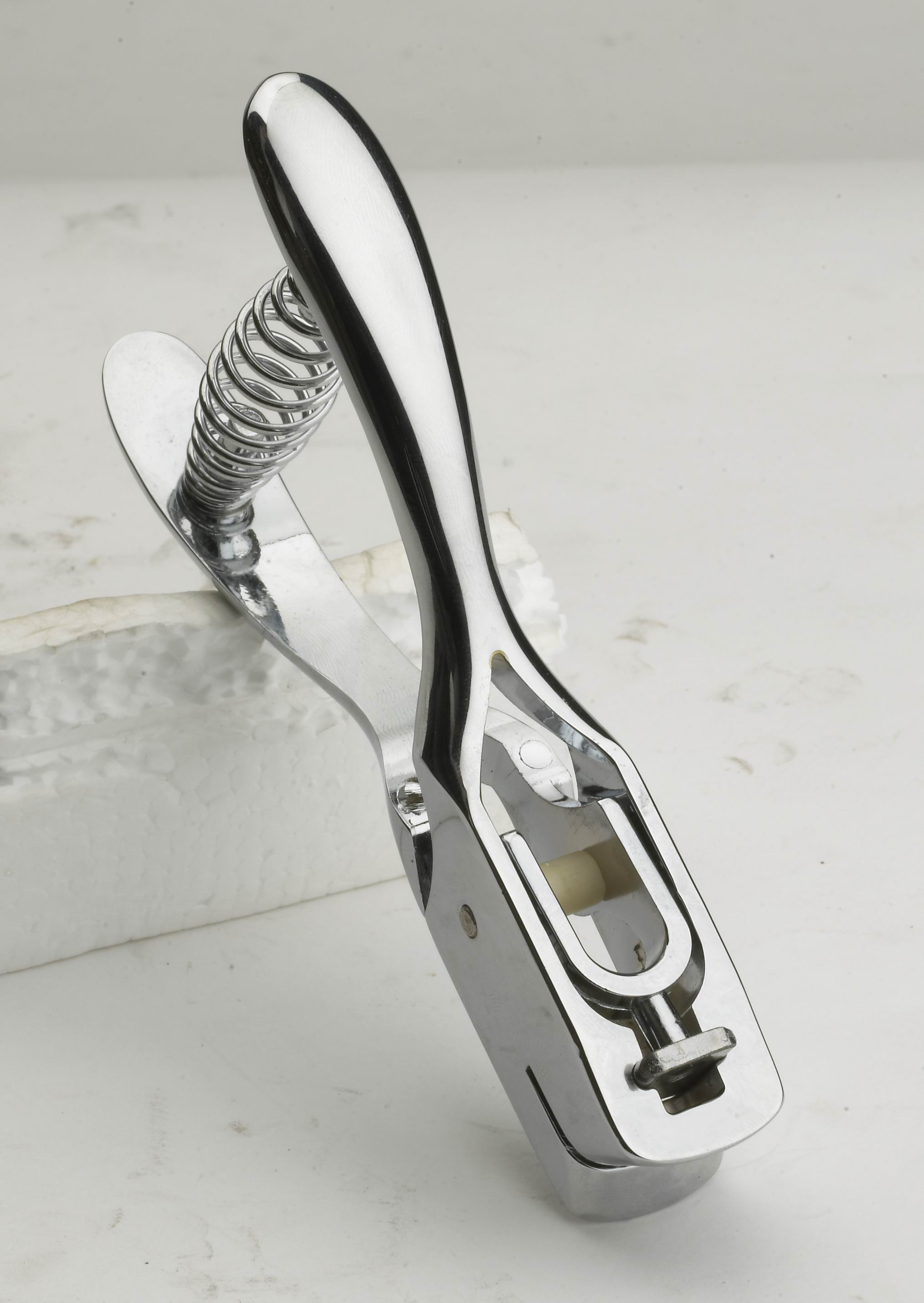 Вырубщик отверстий под бейджи Bulros A-101 (13x3мм, скругл.)