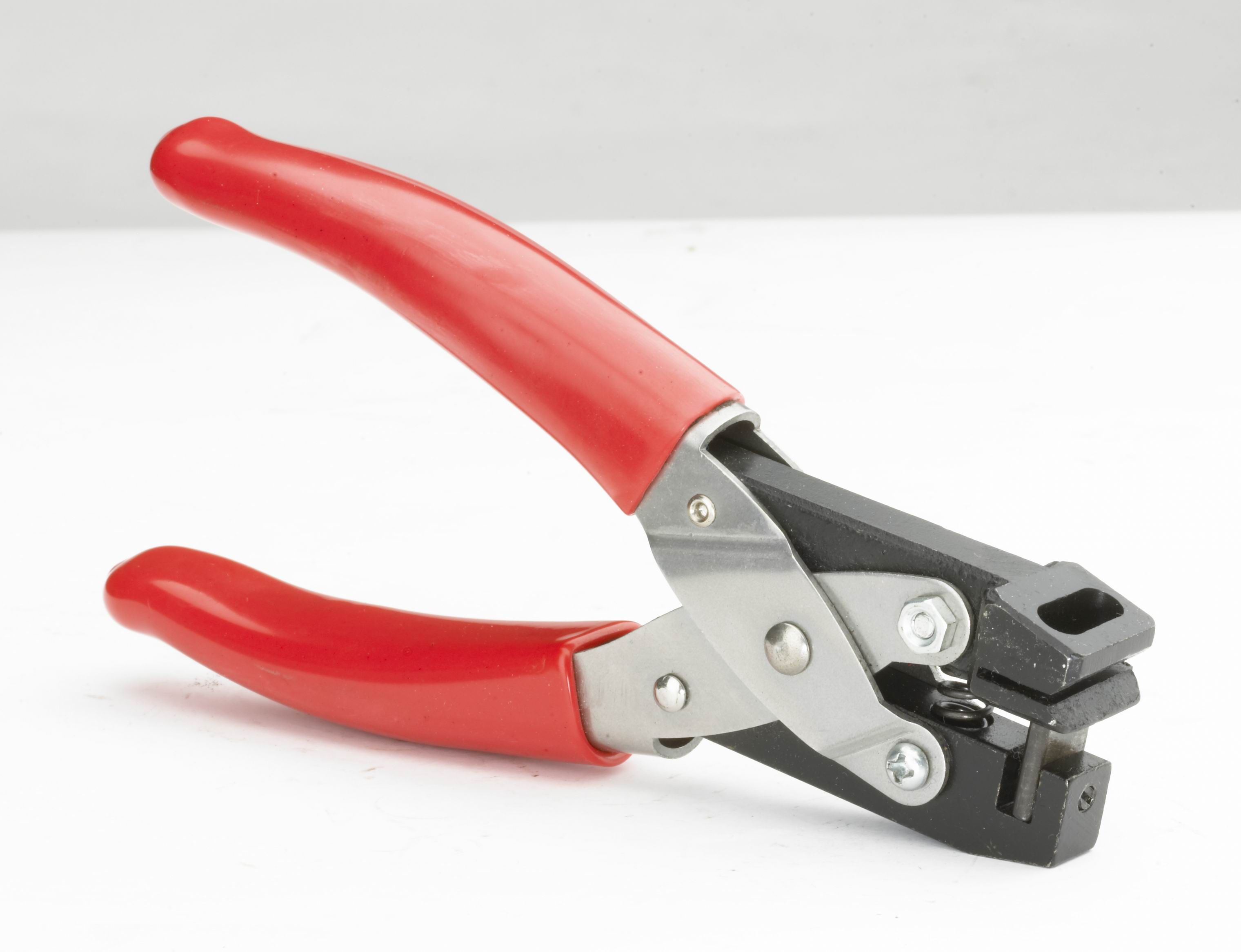 Вырубщик отверстий под бейджи Bulros A-112 (3x13мм, скругл.)