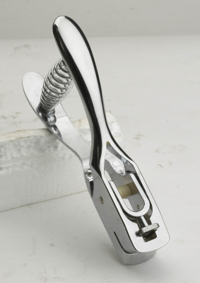 Вырубщик отверстий под бейджи Bulros A-101 (13x3мм, скругл.)