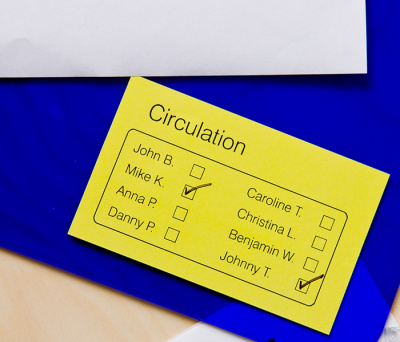 Лента бумажная DK44605 съемная клеящаяся цельная Brother QL 500/1060 (размер: 62мм x 30,48м, черный шрифт, желтый фон) [артикул: DK-44605] /оригинальная/