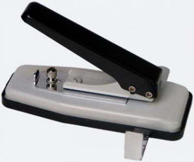 Дырокол Warrior 33059a (13х3 мм) [с линейкой]